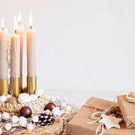 Adventní věnec může vzniknout i z nevyužité ošatky, do které vložíte nehořlavé stojany na svíčky