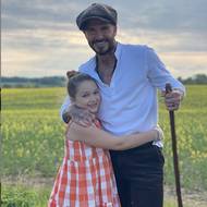 Na dceru Harper nedá David Beckham dopustit. Celý svět dojímá fotkami, kde ji objímá nebo drží za ruku