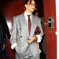 Trend office siren po svém představuje i modelka Hailey Bieber, která ho promíchala s pánským stylem.