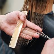 Kadeřník musel vlasy zkrátit - v koncích byly ztenčené 