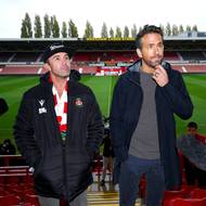 Rob McElhenney a Ryan Reynolds povýšili fanouškovství na další level. Nekupují si lístky na zápasy, kupují si týmy