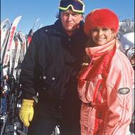 Rok 1988. Poznáváte je? Na horách trávila spoustu času i Ivana Trump, která v mládí lyžovala závodně. Po jejím boku stojí její tehdejší manžel Donald Trump – rozvedli se v roce 1990