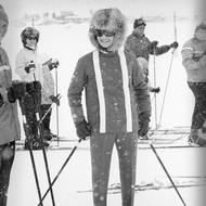 Rok 1964 a Jackie Kennedy. Bývalá první dáma USA vyrazila rok po manželově smrti do Aspenu a vybavila se stylovou kožešinovou čepicí 