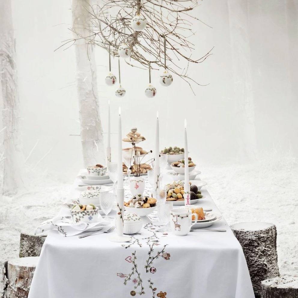 Bílý bavlněný vánoční ubrus s přírodním motivem ze série Kähler Hammershøi. Prodává Kulina za 2 779 Kč (150 × 220 cm)