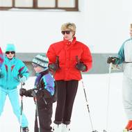 Rok 1993 a lady Diana ve své oblíbené červené. Poté co se rozpadlo její manželství s princem Charlesem, trávila spoustu času v rakouských Alpách. A s sebou samozřejmě brala i své děti 
