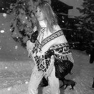 Rok 1960 a nezvratný důkaz, že Francouzku do sportovního nedostanete! Herečka Brigitte Bardot se sněhem brodila v chlupatých botách, manšestrových kalhotách a ponču. Je to praktické? Ani trochu. Ale baví nás to i víc než šedesát let poté   