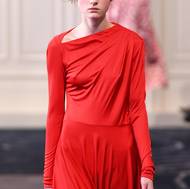 Tvářenka napodobuje ošlehané tváře větrem, nebo jako když se červenáte. Seznamte se s trendem boyfriend blush – přehlídka Alejandra Alonso Rojas z letošního února.