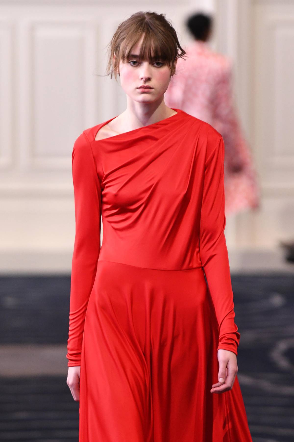 Tvářenka napodobuje ošlehané tváře větrem, nebo jako když se červenáte. Seznamte se s trendem boyfriend blush – přehlídka Alejandra Alonso Rojas z letošního února.