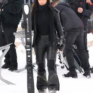 Rok 2024. Do Aspenu letos vyrazila také Kim Kardashian, která vsadila na luxusní koženou soupravu značky Chanel. Na Instagramu uvedla, že se inspirovala Victorií Beckham, která si stejný komplet oblékla na svah v roce 2006