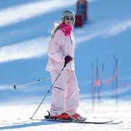 Rok 2024. Na lyže vyrazila Heidi Klum i letos a do kufru si přibalila pastelově růžovou soupravu 