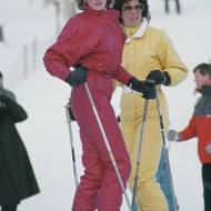 Rok 1985. Osmdesátá, ale částečně i devadesátá léta se nesla ve znamení příjemně volných kombinéz. Na svah v nich ráda vyrážela i princezna Diana 