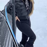 Rok 2019. Zpěvačka Mariah Carey je naopak sváteční lyžařka, přesto ale neváhá za zimní oblečení utratit horentní sumy