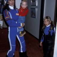 Rok 1977. Do Aspenu v Coloradu jezdívala i Cher s dětmi. Zahřívaly ji vysoké lyžařské kalhoty, svetr podložený rolákem a módní chlupaté boty