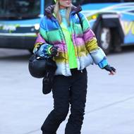 Rok 2018. Paris Hilton by na svah nikdy nevyrazila nesladěná! Při výběru lyžařského oblečení dává přednost výrazným barvám