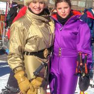 Rok 1995. Ivana Trump brala na hory i dceru Ivanku a na svých outfitech si dávaly jaksepatří záležet. Ivana milovala okázalost a nebála se to projevit i na svahu. Zlatá souprava, kožešina na hlavě, masivní zlatý pásek – šla do toho opravdu naplno!