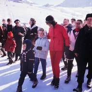 Lyžování nevynechala ani v roce 1966, kdy s dětmi odjela do Švýcarska. Jackie Kennedy tentokrát zahřívala pletená kukla a červená lyžařská souprava