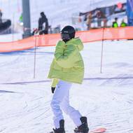 Rok 2022. Modelka Kendall Jenner jezdí na snowboardu a dává přednost volnějším siluetám