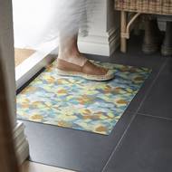 Už od vchodu bude každému jasné, že se těšíte na jaro – díky protiskluzové květované rohožce VÄLFÄRD, v rozměru 40 × 60 cm ji v IKEA koupíte za 69 Kč