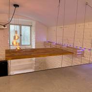 Vysoké stropy lze využít různě - třeba pro osvětlení v industriálním stylu. A nevelké okno prozradí, že garsonka zřejmě vznikla z nebytových prostor