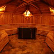 V saunovém světě v Golf &Spa Resortu Kunětická Hora si vás získá všudypřítomná vůně cedrového dřeva