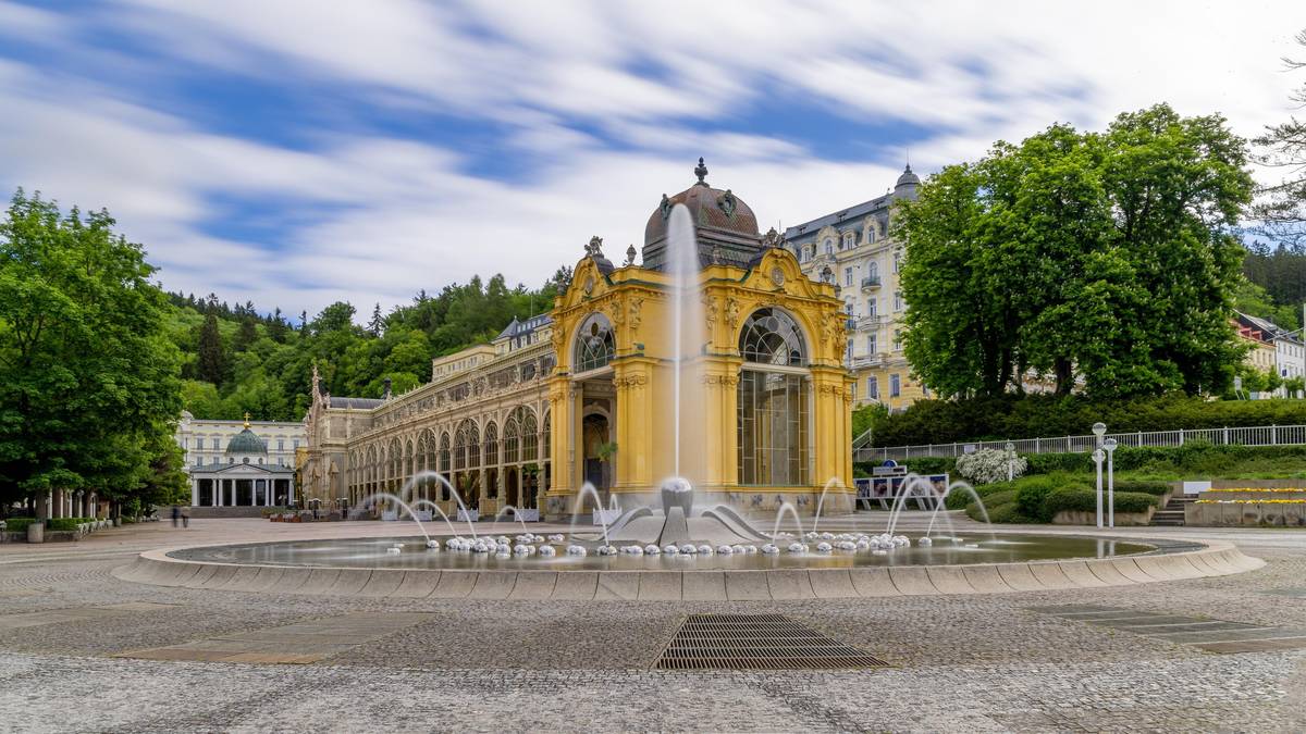 Jednou z největších atrakcí Mariánských Lázní je zpívající fontána. Voda tančí v rytmu moderní i klasické hudby a je doplněna světelnými efekty. Nyní prochází velkou rekonstrukcí, letošní sezonu by ovšem měla zahájit v obvyklém termínu