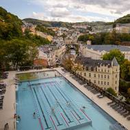 Bazény ve wellness Saunia Thermal jsou pod širým nebem, přímo na střeše hotelu Thermal