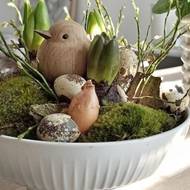 Jarní dekorace s hyacinty ozdobí každý stůl - zvlášť, když v ní bude ručně vyrobený ptáček Mini Sparrow Natural Oak od dánské značky Novoform, na Bella Rose za 759 Kč