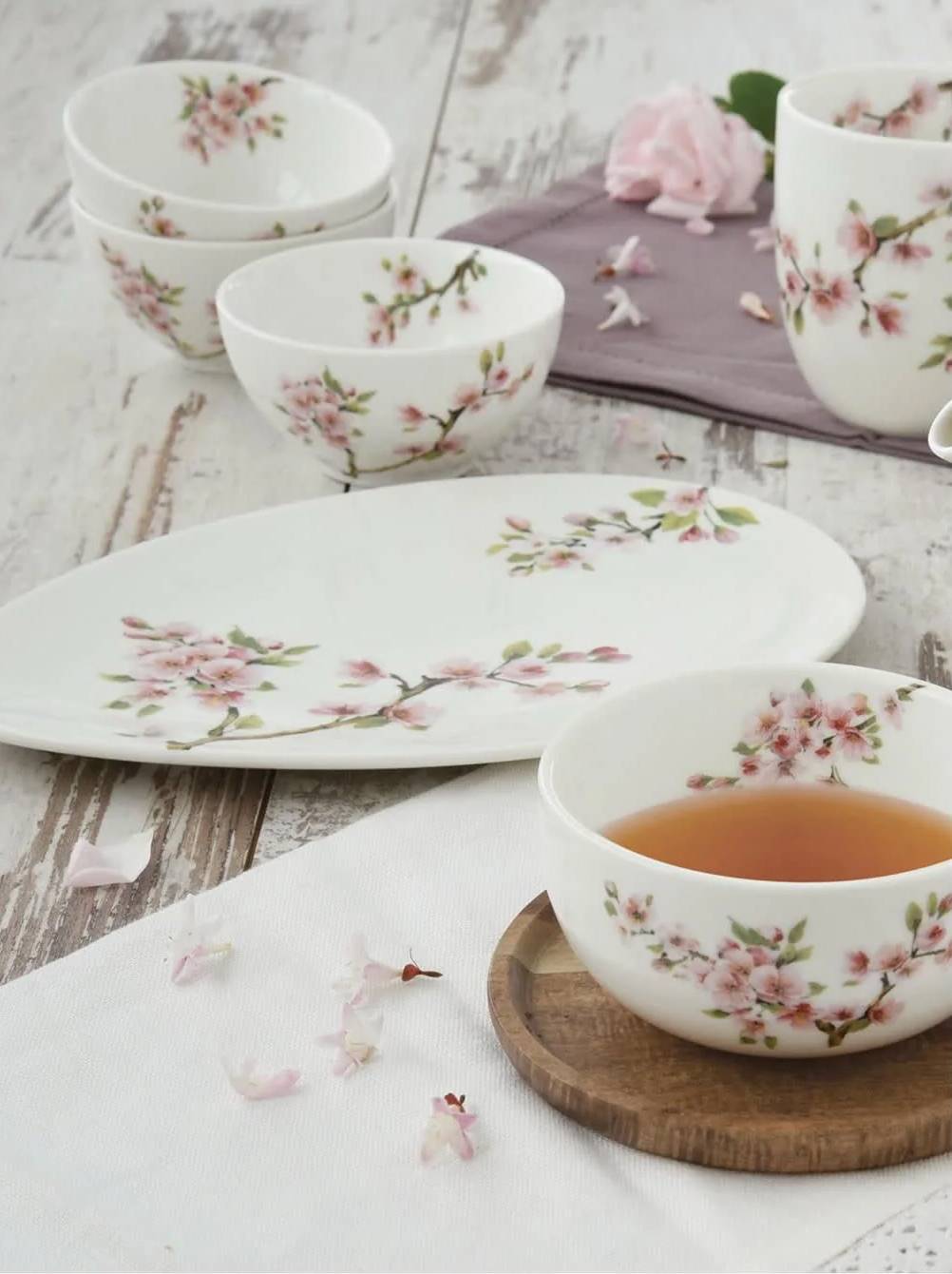 Rozkvelé sakury jsou jasným znamením, že je jaro v plném proudu – jejich květy se vyjímají i na porcelánu, třeba miskách, které koupíte na Westwing v sadě 3 ks za 419 Kč
