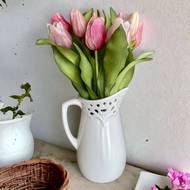 Jestli něco dokáže vykouzlit jarní náladu ve vteřině, je to váza plná tulipánů – a svazek umělých koupíte na Home Decor Home za 412 Kč