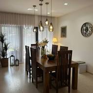 K masivnímu stolu se v pohodě vejde celá rodina