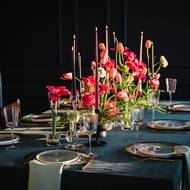 Chcete mít na slavnostně prostřeném stole trochu dramatického kvítí? Tulipány jsou to pravé! Různě dlouhé, různě nakvetlé, v různých nádobách – a nebude vadit, když se ohnou a skloní květy