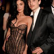 Kylie Jenner přišla na party ruku v ruce s hercem Timothéem Chalametem. Oblékla krajkou zdobené šaty z couture kolekce Ashi Studio