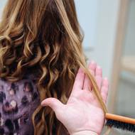 Pomocí hřebenu s kančími štětinami vlnky ledabyle pročešte, abyste texturu lehce narušili. Pohrajte si s tím!