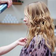 Na závěr stylingu použijte klasický lak pro fixaci a výdrž. Pokud potřebujete, konečky vlasů uhlaďte voskem