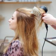 Vlasy vyfoukejte, nemusíte přes kulatý kartáč, stačí klidně v předklonu. Jen si dejte pozor, aby byly opravdu suché - vlhké vlasy nikdy nenatáčejte (ani nežehlete)