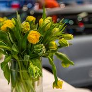 Nejste dobří na aranžování? Pak kupte velkou kytici plnokvětých tulipánů, vložte je do pěkné vázy a máte hotovo! Jsou tak zajímavé, že víc nepotřebují