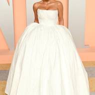 Kim Kardashian. Když se všichni svlékají, Kim se obléká. Tentokrát do couture šatů s objemnou sukní od Balenciagy