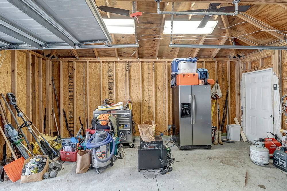 Garáž, tedy nezateplená dřevostavba, se postupně stala jen skladištěm věcí, které nebylo kam dát, a nabízela tak možnost dalšího využití 