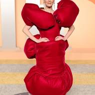 Sarah Paulson. Herečka si oblékla bizarní šaty od návrháře Marca Jacobse, které připomínají nafouknuté air bagy