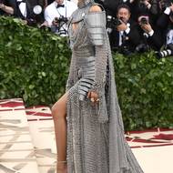 Rok 2018 a Zendaya. Donatella Versace stojí také za jedním z nejlepších looků na Met Gala. Pro herečku navrhla model připomínající brnění Johanky z Arku