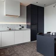 Moderní interiéry pracují především s kombinacemi bílé, černé a šedé, ale velmi jim sluší i detaily v aktuální hnědé. Tato kuchyň je z dílny Oresi