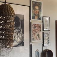 Atmosféru dotváří i spousta obrázků na zdi 