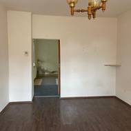 Rekonstrukce změnila nejen rozmístění místností, ale tím pádem i rozvody elektřiny, vody a odpadů, aby na místě dřívějšího pokoje mohla vzniknout kuchyň s jídelnou