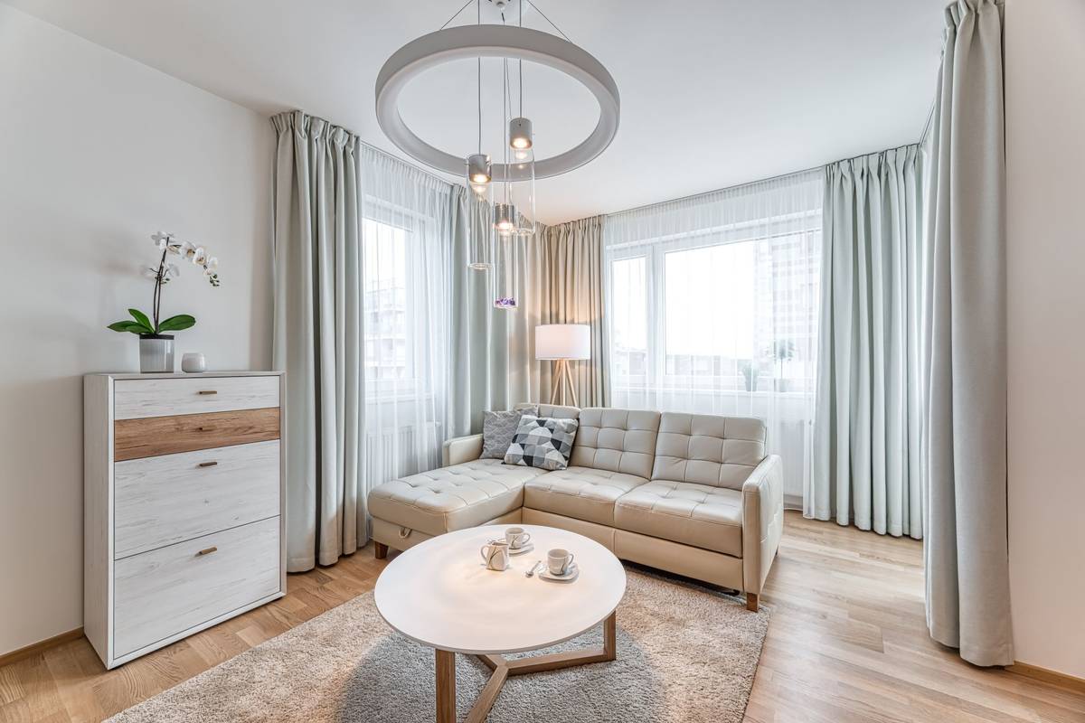 Hlavní obytný prostor tvoří obývací pokoj s kuchyní a jídelnou