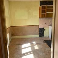 Pohled do staré kuchyně, která se po rozdělení stala pokojíčkem pro děti a ložnicí