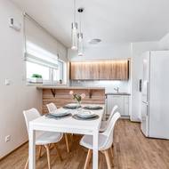 Kuchyňská linka je vyrobená z lamina a doplněná skleněným obkladem