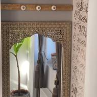 Majitelka vymyslela a vyrobila i tyto věšáky v prostoru bývalé vestavné skříně