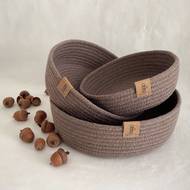 Připomínka barvy roku nemusí být nijak zásadní, stačí si pořídit ručně vyrobenou přízovou ošatku Baajo decor, prodává Fler od 200 Kč