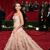 Rok 2007 a Penélope Cruz. Tato pudrová róba se dodnes řadí mezi nejkrásnější oscarové modely všech dob