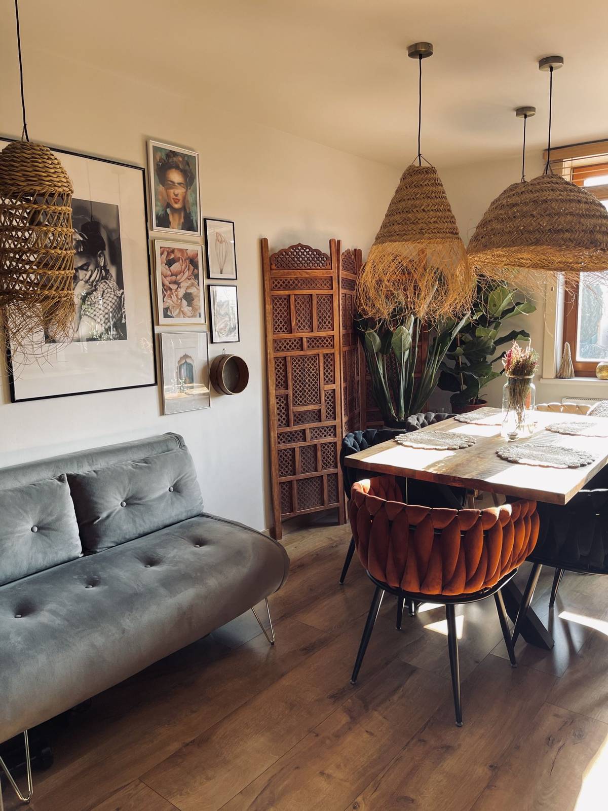 Jedním z nepřehlédnutelných prvků je vyřezávaný dřevěný paraván vedle jídelního stolu